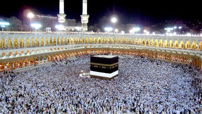 من آداب الحاج.. مساعدة الحجيج