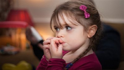 دراسة .. تؤكد قضم الأظافر مفيد صحياً للأطفال 