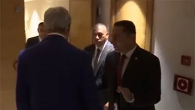 وزير الخارجية الأمريكي يخضع للتفتيش من قبل حرس السيسي (فيديو)