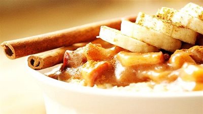 تناول مشروب القرفة والموز قبل النوم بساعة.. السبب سيدهشك!