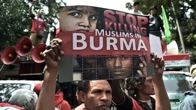 مئات البوذيين يتظاهرون ضد 