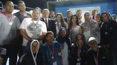  رئيس جامعة المنيا يقدم الميداليات للفائزين بالمراكز الأولى للسباحة في اسبوع فتيات الجامعات