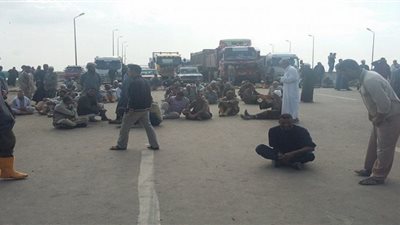 عاجل.. أهالي المنايف يقطعون طريق الإسماعيلية الصحراوي 