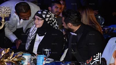 لأول مرة.. والدة تامر حسني وزوجته وشقيقه يشاركوه حفل توليه الحملة الإعلانية لمشروع جبال العين السخنة (صور)