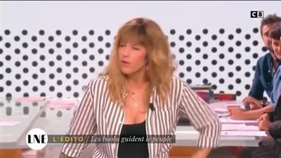 مذيعة فرنسية تكشف عن صدرها على الهواء بسبب 