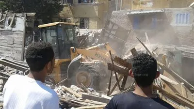 أمن الإسكندرية يشن حملة لإزالة التعديات المقامة على حرم السكك الحديدية (صور)