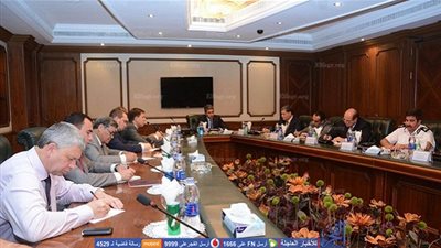 وزير الطيران يلتقي وفد أمني روسي لوضع خطة لاستعادة الرحلات الجوية