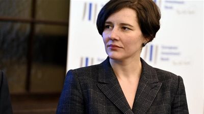 وزيرة مالية لاتفيا تحقق الفوز على بطلة العالم في الشطرنج