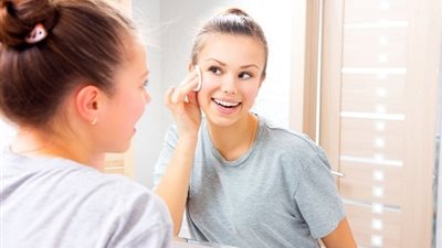 خطوات أساسية لتنظيف البشرة بعمق في المنزل 