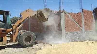 حي الجناين يشن حملة لإزالة التعديات أراضي ملك الدولة بالسويس (صور)