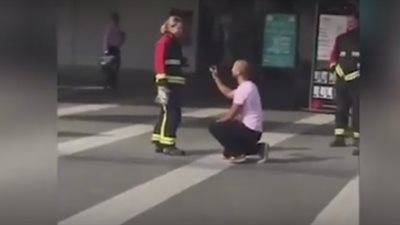 بريطاني يطلب الزواج من حبيبته أثناء مهمة إطفاء مزيفة