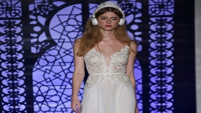  ريم عكرا تقدم مجموعة جذابة وأنيقة من فساتين زفاف لخريف 2016