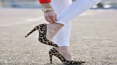  اطلالة مميزة من ارتداء الأحذية المنقوشة بجاذبية وأناقة (صور)