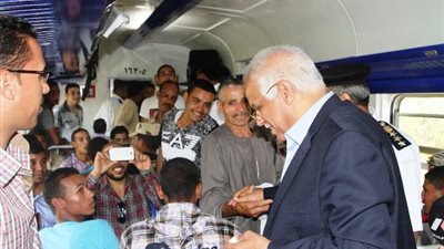 وزير النقل لركاب «قطار الصعيد»: «أيه رأيكم فى النظام؟»