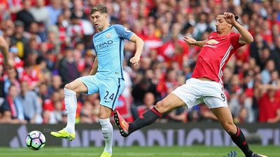 بالفيديو.. إبراهيموفيتش يتدخل بعنف على أوتامندي ويحصل على إنذار 