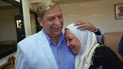 محافظ الإسماعيلية يستقبل سيدة مُسنة ويستجيب لشكواها بشكل فورى 