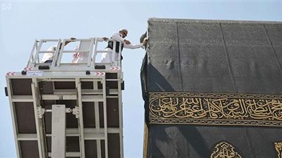 تجهيز الكعبة لوضع الكسوة الجديدة (صور)