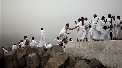 الحجاج يتوجهون لعرفات لأداء 