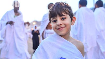 تعرف على قصة طفل سوري هرب من براميل الأسد إلى مكة داعيًا بالفرج