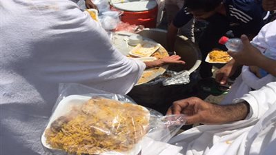 ما زال بائعو الأطعمة المكشوفة ينتشرون بعرفات.. وخبير يحذّر من التسمم