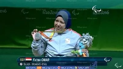 بالفيديو.. مراسم تسليم فاطمة عمر الميدالية الفضية في رفع الأثقال