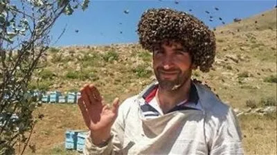  شاب تركي يتخذ من النحل لباساً له ليدخل موسوعة غينيس 