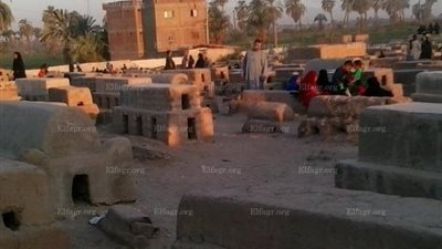 توافد أهالي أسيوط على المقابر في أول أيام عيد الأضحى (صور) 