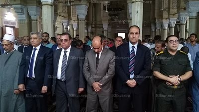 محافظ الفيوم يؤدي صلاة عيد الأضحى بمسجد 