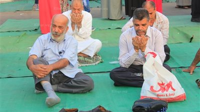 نساء يؤدين صلاة العيد وسط صفوف الرجال بعمرو ابن العاص (صور) 