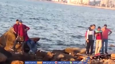 إقبال كثيف على كورنيش الإسكندرية للاحتفال بأول أيام عيد الأضحى (فيديو)