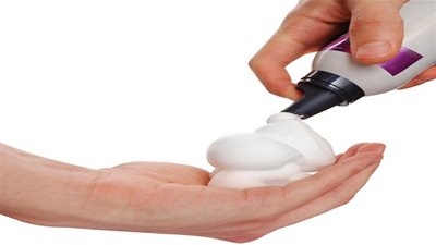 مصفف شعر ألماني: رغوة التثبيت توضع على الشعر المبلل فقط