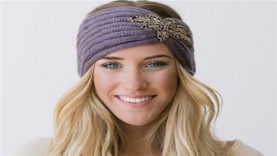 إطلالة جذابة من إكسسوارات الشتاء بارتداء طوق الرأس الكروشيه (صور)