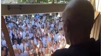 فيديو مؤثر 400 تلميذ ينشدون الترانيم امام منزل استاذهم الذي يصارع مرض السرطان