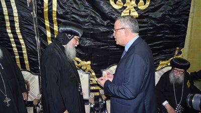  محافظ المنيا يقدم واجب العزاء للأنبا 