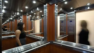 هل تعلم لماذا توجد المرآة في المصاعد؟  