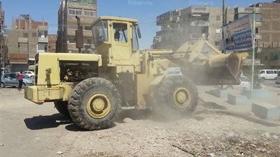 رئيس حى الأربعين يقود حملة مكبرة لإزالة الاشغالات بميدان الترعة بالسويس (صور)