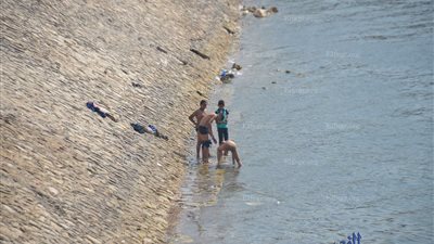 درجة الحرارة تجبر أطفال على الاستحمام في مياه النيل خلال العيد (صور وفيديو) 