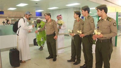 مطار جدة يودع الحجاج بالورود والحلوى والمياه الباردة