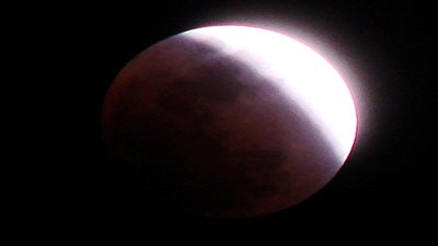 اليوم.. سماء مصر والمنطقة العربية تشهد خسوفًا للقمر