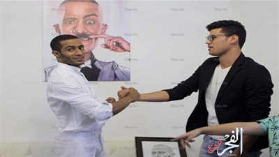 شاهد.. هدية الرسام مصطفي نشأت لمحمد رمضان
