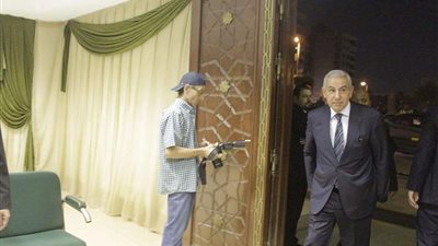 وصول وزراء الصناعة والتنمية المحلية والاتصالات لعزاء والدة السفير 