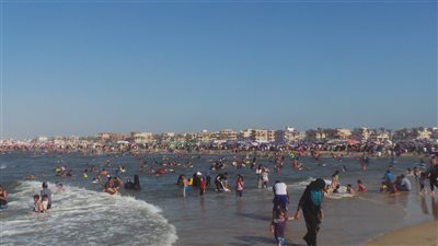 شواطئ بلطيم تستقبل مليون زائر خلال العيد