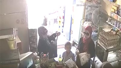 شاهد بالفيديو كاميرا مراقبة ترصد محجبة تقوم بسرقة حقيبة في سوبر ماركت 