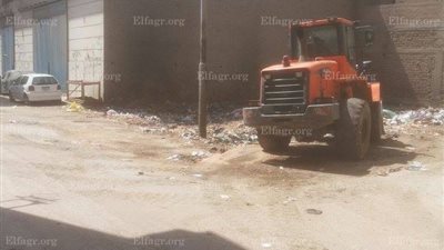 حملة موسعة لرفع تراكمات القمامة بحي رابع بمدينة دمياط (صور)