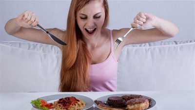 أسباب ميل النساء للأكل بشراهة بعد الشجار الزوجي..!  