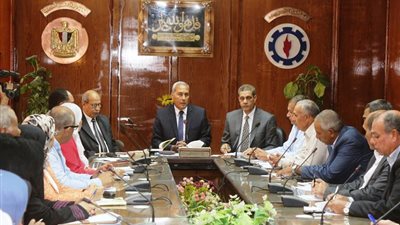 محافظ السويس يشدد علي الانتهاء من مشروعات المياه والصرف الصحي