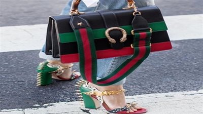 طريقة جديدة ومميزة لتنسيق الحقائب مع الأحذية بشكل أنيق (صور)