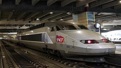 سائق قطار يقضي حاجته على قضبان السكّة الحديديّة .. والسبب غريب!