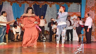 شمس تغني لفيفي عبده علي خشبة المسرح بحضور عدوية ومتولي ومني المنصوري