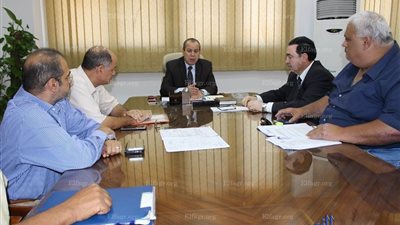 محافظ دمياط يبحث مع مسئولي 